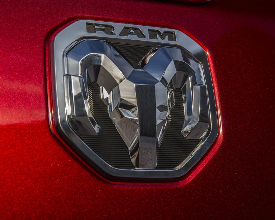 Логотип Ram 1500 Limited Crew Cab (DT) 2018 года  (фото 38 из 40)